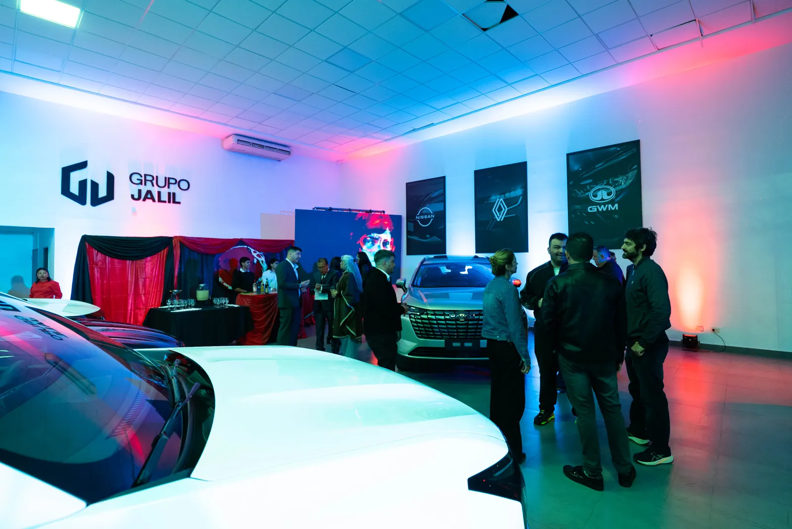 Invitados siendo atendidos en el salón durante la inauguración del concesionario