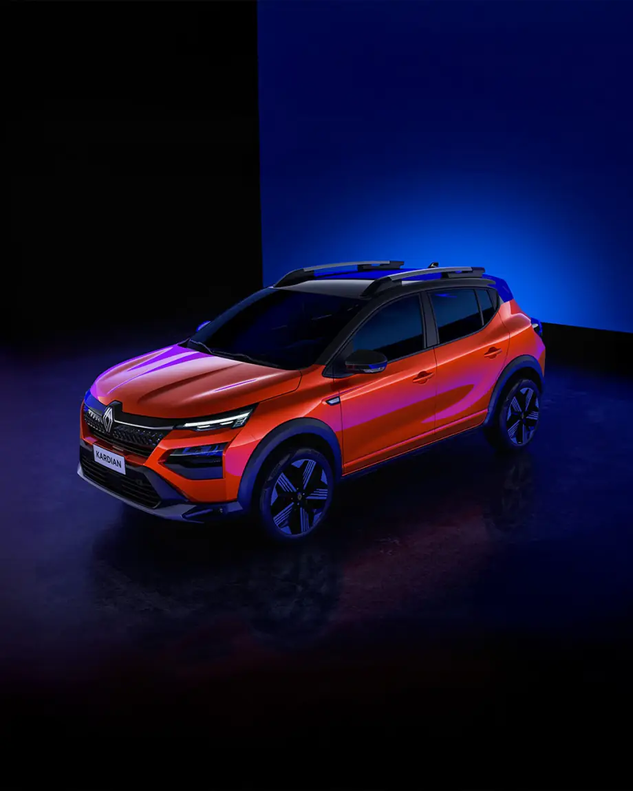 SUV de Renault naranja sobre fondo azul